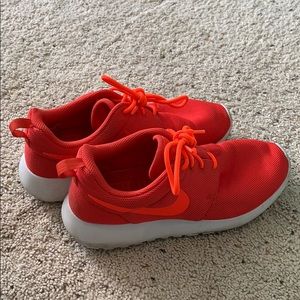 NIKE ROCHE RUNS lightly worn